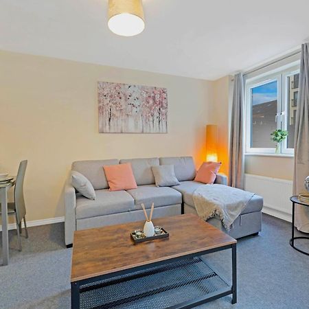 Modern & Spacious 2 Bedroom Serviced Apartment Next To Lochend Park - Private Underground Parking & Lift Available - Close To Edinburgh City Centre Екстериор снимка