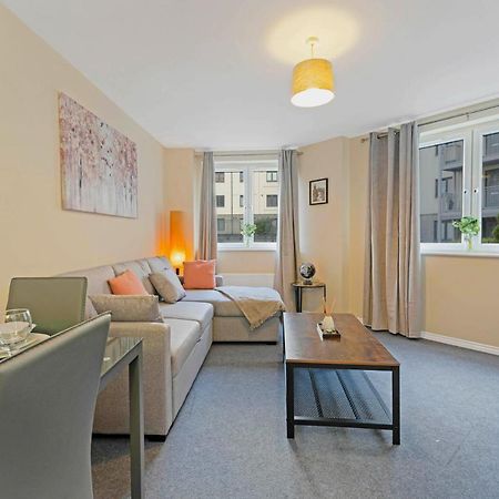 Modern & Spacious 2 Bedroom Serviced Apartment Next To Lochend Park - Private Underground Parking & Lift Available - Close To Edinburgh City Centre Екстериор снимка