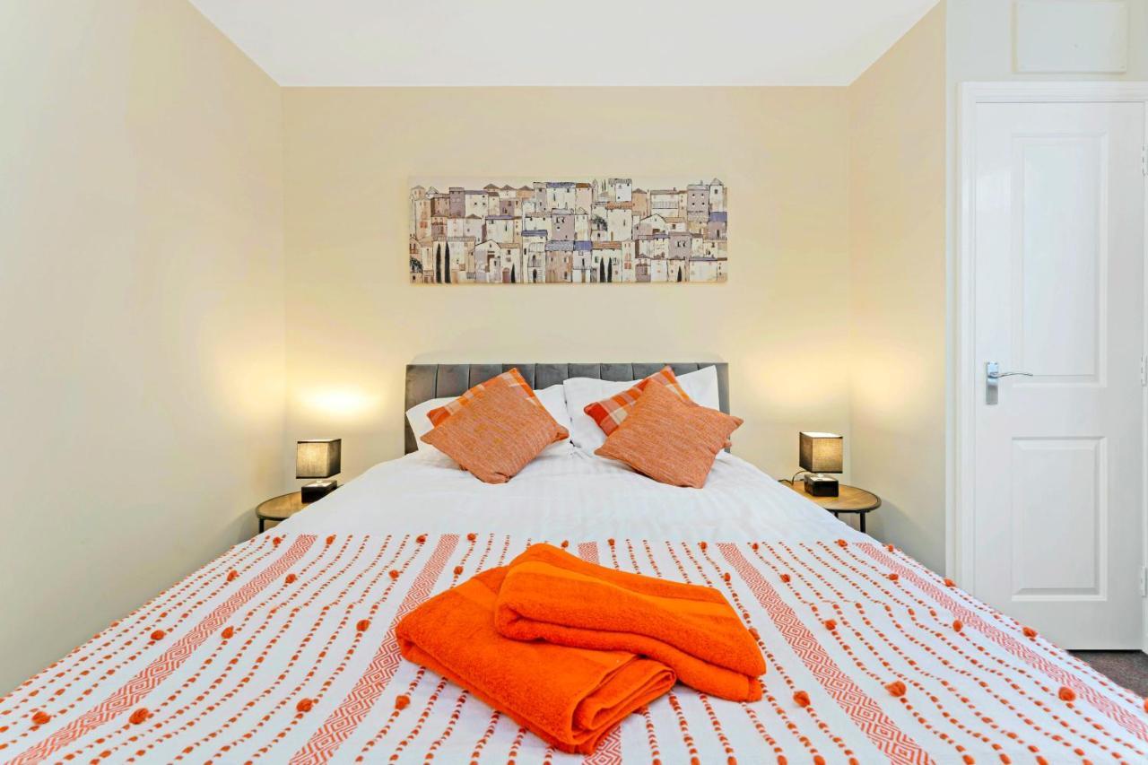 Modern & Spacious 2 Bedroom Serviced Apartment Next To Lochend Park - Private Underground Parking & Lift Available - Close To Edinburgh City Centre Екстериор снимка