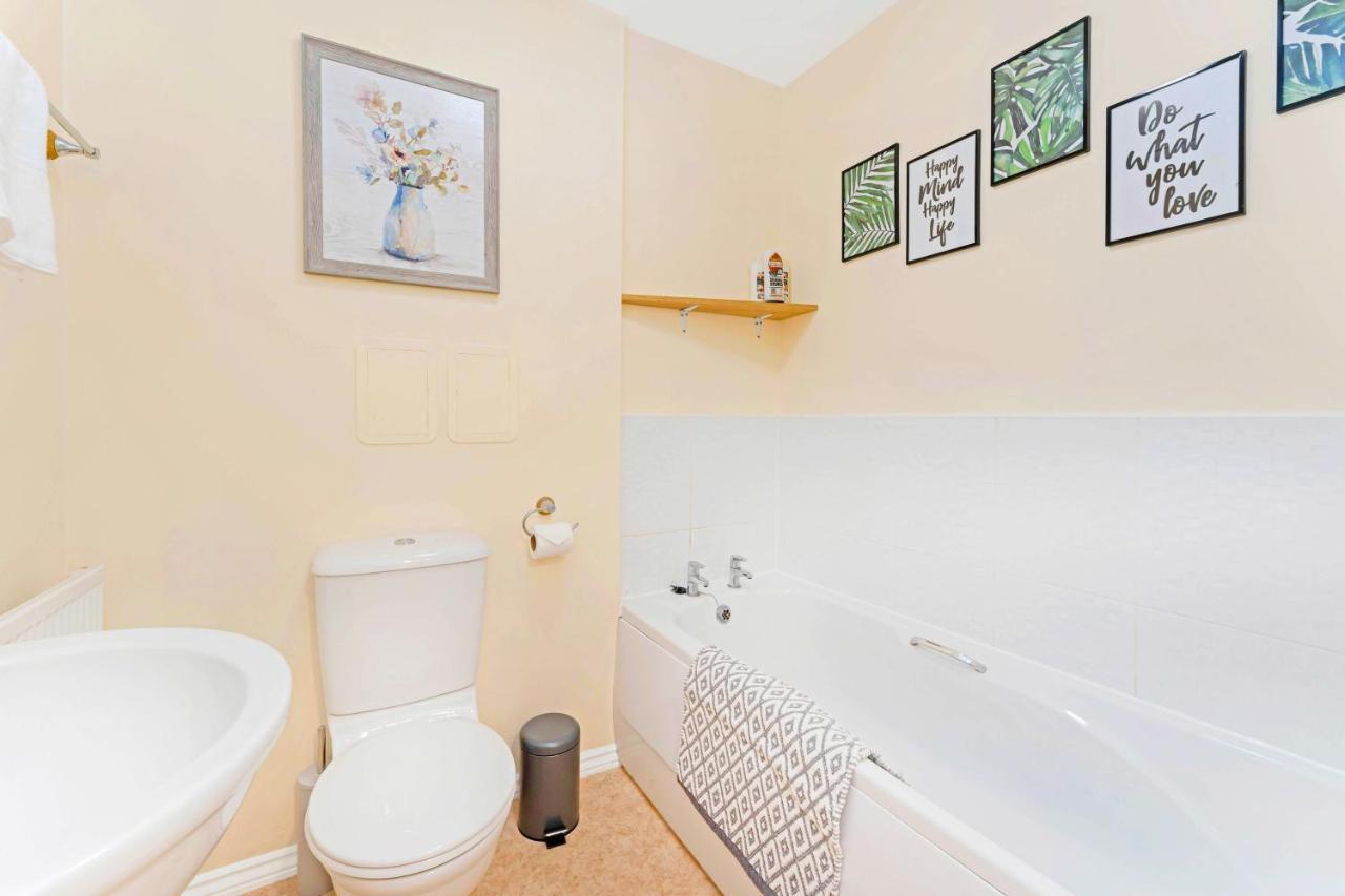 Modern & Spacious 2 Bedroom Serviced Apartment Next To Lochend Park - Private Underground Parking & Lift Available - Close To Edinburgh City Centre Екстериор снимка