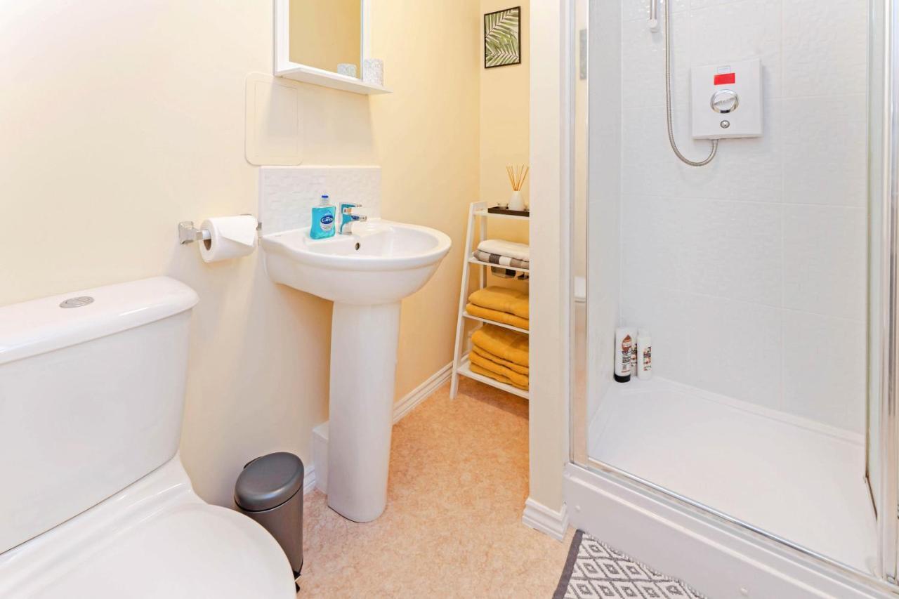 Modern & Spacious 2 Bedroom Serviced Apartment Next To Lochend Park - Private Underground Parking & Lift Available - Close To Edinburgh City Centre Екстериор снимка