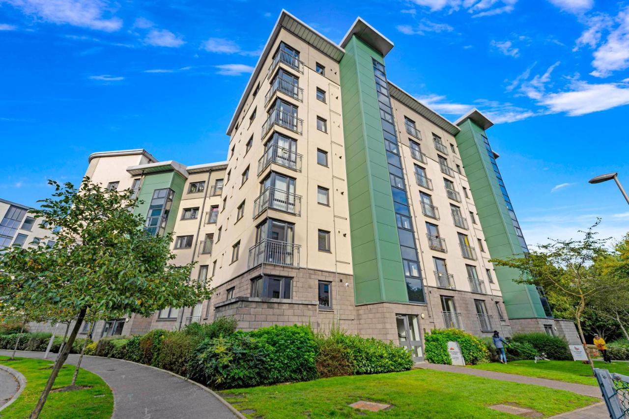 Modern & Spacious 2 Bedroom Serviced Apartment Next To Lochend Park - Private Underground Parking & Lift Available - Close To Edinburgh City Centre Екстериор снимка