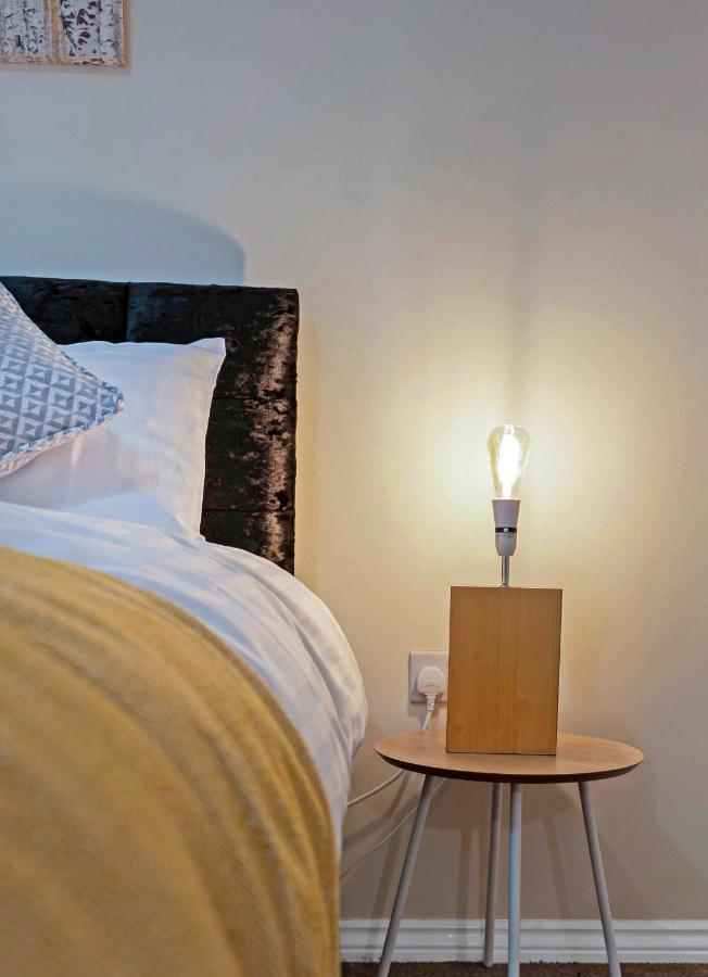 Modern & Spacious 2 Bedroom Serviced Apartment Next To Lochend Park - Private Underground Parking & Lift Available - Close To Edinburgh City Centre Екстериор снимка