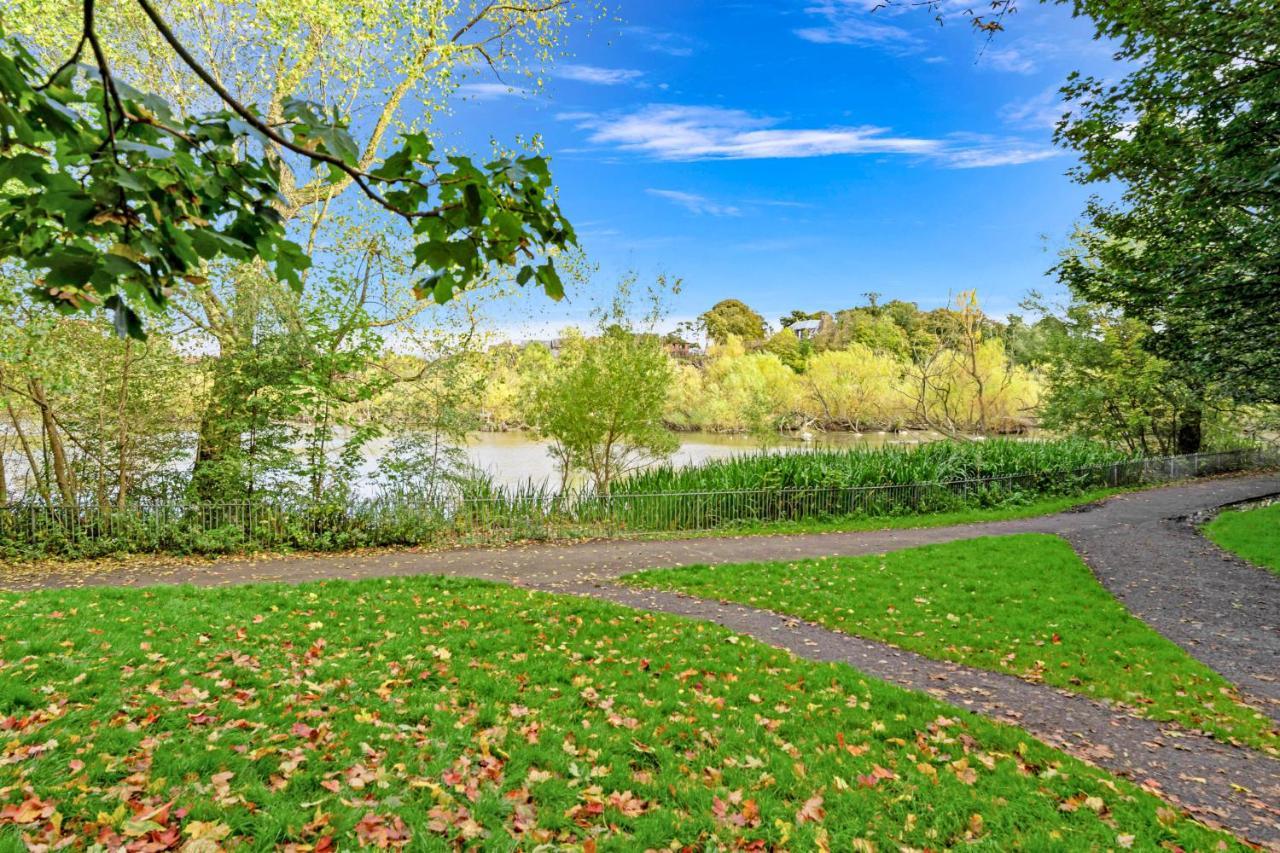 Modern & Spacious 2 Bedroom Serviced Apartment Next To Lochend Park - Private Underground Parking & Lift Available - Close To Edinburgh City Centre Екстериор снимка