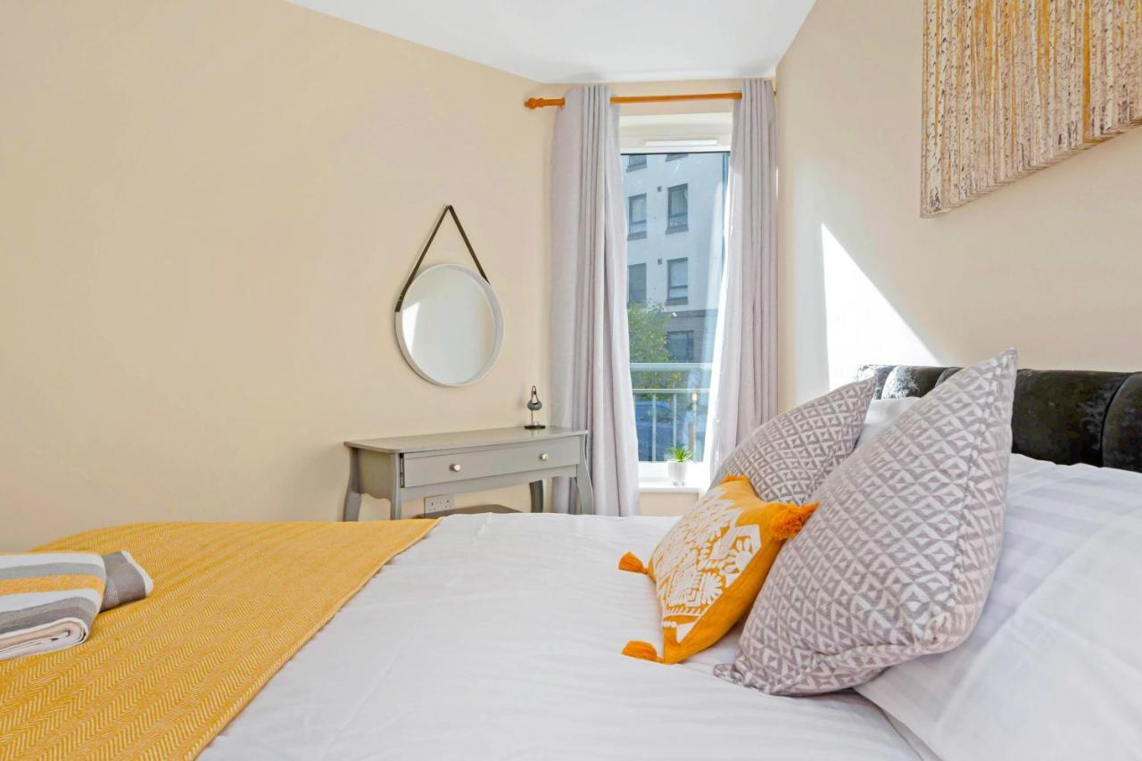 Modern & Spacious 2 Bedroom Serviced Apartment Next To Lochend Park - Private Underground Parking & Lift Available - Close To Edinburgh City Centre Екстериор снимка