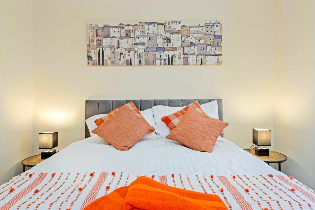 Modern & Spacious 2 Bedroom Serviced Apartment Next To Lochend Park - Private Underground Parking & Lift Available - Close To Edinburgh City Centre Екстериор снимка
