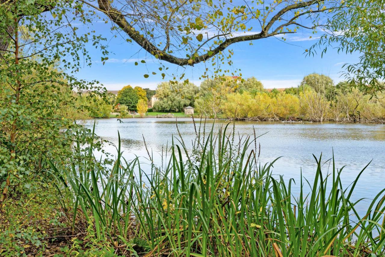 Modern & Spacious 2 Bedroom Serviced Apartment Next To Lochend Park - Private Underground Parking & Lift Available - Close To Edinburgh City Centre Екстериор снимка