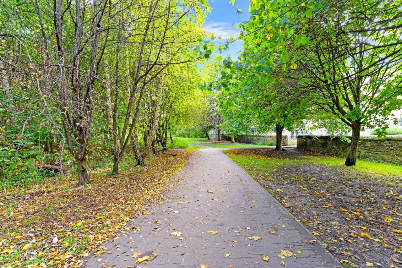 Modern & Spacious 2 Bedroom Serviced Apartment Next To Lochend Park - Private Underground Parking & Lift Available - Close To Edinburgh City Centre Екстериор снимка