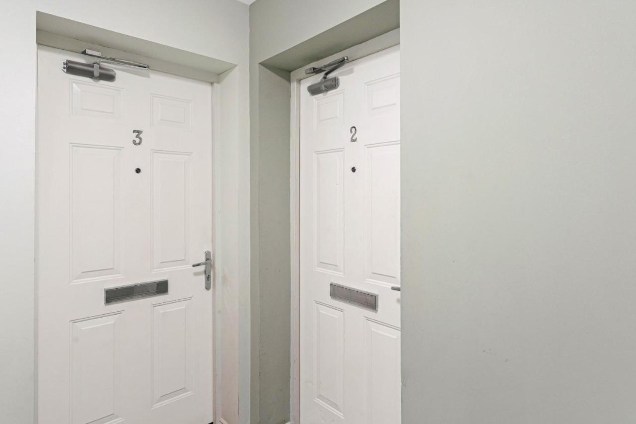Modern & Spacious 2 Bedroom Serviced Apartment Next To Lochend Park - Private Underground Parking & Lift Available - Close To Edinburgh City Centre Екстериор снимка